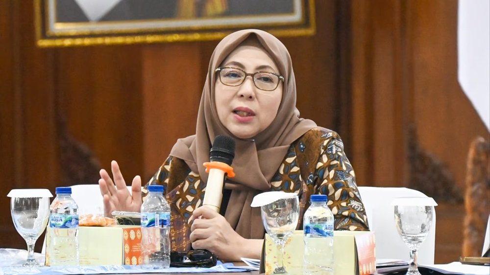 Wakil Ketua Komisi X DPR RI Himmatul Aliyah mendorong pemerintah memeratakan fasilitas sekolah luar biasa (SLB) dan memperkuat ketersediaan guru pendamping bagi anak berkebutuhan khusus. Dalam kunjungan kerja reses Komisi X DPR RI ke Salatiga, Jawa Tengah, ia menyoroti kesenjangan fasilitas pendidikan khusus dan keterbatasan tenaga pendidik kompeten di sekolah inklusif agar setiap anak memperoleh layanan pendidikan sesuai kebutuhannya.