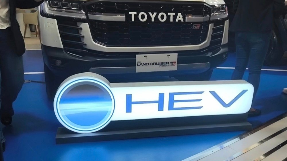 Toyota Avanza dan Innova Reborn masih diminati konsumen di Jawa Tengah, dengan masing-masing mencatat 57 dan 45 Surat Pemesanan Kendaraan (SPK) selama GIIAS Semarang 2026. Di tengah perkembangan teknologi otomotif, lima model hybrid Toyota juga membukukan 113 SPK dari total 304 pemesanan Nasmoco, menunjukkan beragamnya pilihan konsumen.