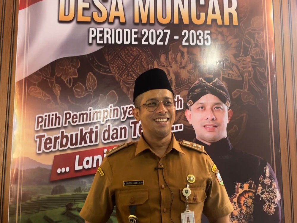 M. Khoirudin Bagas kembali mencalonkan diri dalam Pilkades Muncar yang dijadwalkan 14 Desember 2026 untuk melanjutkan sejumlah program pembangunan desa. Ia menargetkan pengembangan desa wisata budaya, penyediaan air bersih, serta penguatan ketahanan pangan melalui budidaya ikan. Bagas menilai keberlanjutan program diperlukan agar manfaat pembangunan dapat dirasakan lebih luas oleh masyarakat Desa Muncar.