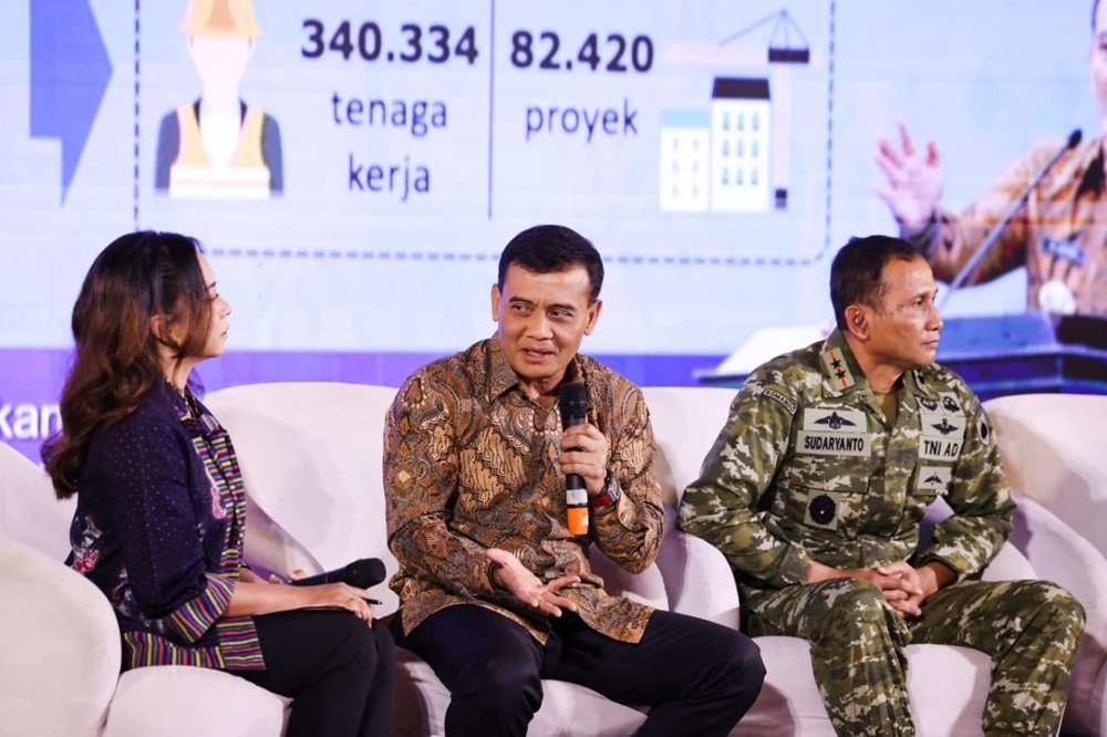 Pemerintah Provinsi Jawa Tengah menargetkan realisasi investasi mencapai Rp110 triliun pada akhir 2026, setelah mencatat Rp72,54 triliun hingga triwulan III. Gubernur Ahmad Luthfi optimistis target tercapai melalui masuknya investor baru, pengembangan kawasan industri, serta penguatan kerja sama bisnis. Stabilitas keamanan dan kepastian hukum juga menjadi perhatian untuk meningkatkan kepercayaan investor.