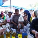 Pemerintah Provinsi Jawa Tengah bersama 35 kabupaten/kota telah menggelar 1.724 kegiatan Gerakan Pangan Murah (GPM) sepanjang 2026 dengan total omzet Rp31,03 miliar. Gubernur Ahmad Luthfi menegaskan pentingnya menjaga keterjangkauan harga bahan pokok untuk melindungi daya beli masyarakat. Dalam GPM di Kabupaten Semarang, warga dapat membeli beras, minyak goreng, dan kebutuhan pangan lainnya dengan harga terjangkau.