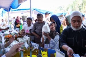 Pemerintah Provinsi Jawa Tengah bersama 35 kabupaten/kota telah menggelar 1.724 kegiatan Gerakan Pangan Murah (GPM) sepanjang 2026 dengan total omzet Rp31,03 miliar. Gubernur Ahmad Luthfi menegaskan pentingnya menjaga keterjangkauan harga bahan pokok untuk melindungi daya beli masyarakat. Dalam GPM di Kabupaten Semarang, warga dapat membeli beras, minyak goreng, dan kebutuhan pangan lainnya dengan harga terjangkau.
