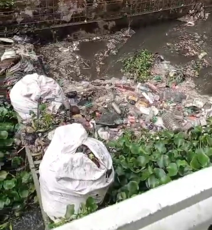 Tumpukan sampah yang tertahan di trash barrier Bendung Sidenan, Kota Salatiga, menjadi sorotan relawan Jaga Tirta Salatiga, Adi Nugroho. Ia menduga sampah rumah tangga dari sekitar Pasar Raya dan permukiman sekitarnya dibuang ke saluran air yang juga berfungsi sebagai jaringan irigasi. Kondisi tersebut dikhawatirkan mencemari aliran air hingga kawasan persawahan Pulutan dan sekitarnya.