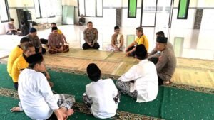 Polres Salatiga memperkuat komunikasi dengan masyarakat melalui kegiatan Sholat Jumat Keliling di Masjid PPI Al Azhariyyah, Kecamatan Sidomukti, Jumat (9/10/2026). Kegiatan ini dimanfaatkan untuk menyerap aspirasi warga, menanggapi keluhan tentang balap liar dan knalpot brong, serta merencanakan peningkatan patroli Blue Light dan sosialisasi layanan darurat Call Center Polri 110.
