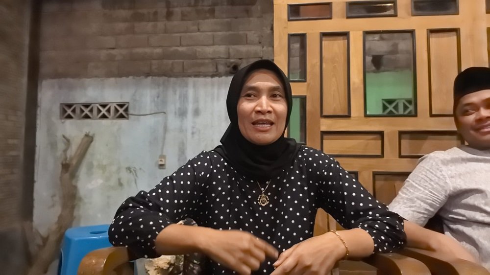 Kepala Desa Susukan, Joni Anwar, kembali maju sebagai bakal calon dalam Pilkades Susukan 2026 setelah menjabat selama delapan tahun. Istri dan sejumlah warga menilai Joni sebagai sosok yang peduli terhadap masyarakat, terbuka, serta mendorong pembangunan desa. Warga berharap program yang belum selesai dapat dilanjutkan apabila Joni kembali mendapat kepercayaan untuk memimpin Susukan.