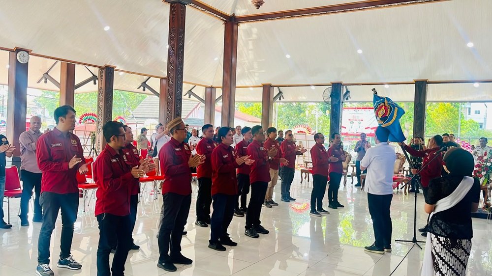 Pengurus Persatuan Wartawan Indonesia (PWI) Kabupaten Semarang masa bakti 2026–2029 resmi dilantik di Pendopo Bupati Semarang, Ungaran, Rabu (14/10/2026). Ketua PWI Jawa Tengah Setiawan Hendra Kelana dan Ketua PWI Kabupaten Semarang Rony Yuwono menekankan pentingnya profesionalisme, integritas, independensi, serta solidaritas wartawan di tengah transformasi digital. Kepengurusan baru juga diharapkan membangun kemitraan konstruktif untuk mendukung pembangunan daerah tanpa mengabaikan prinsip jurnalistik.