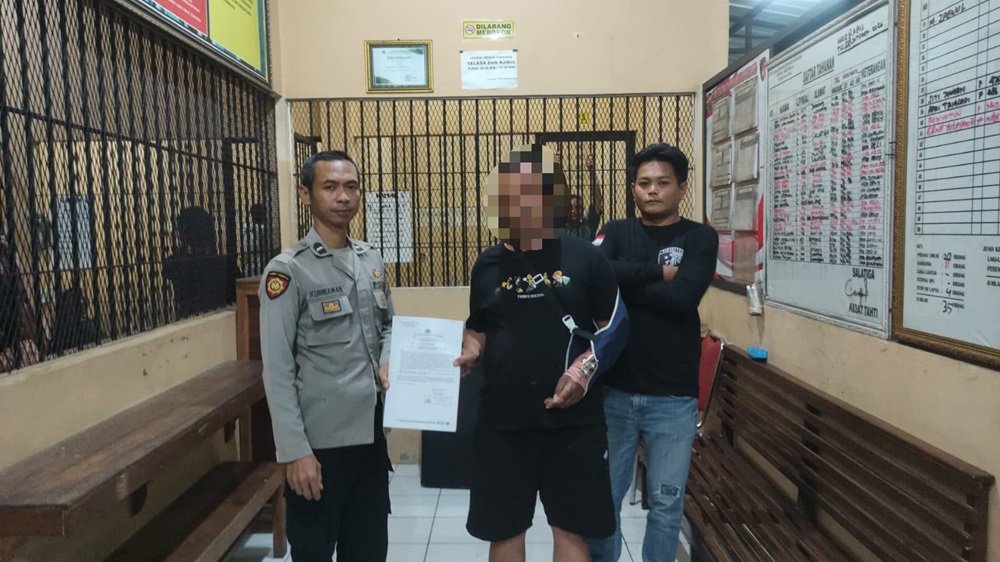 Satreskrim Polres Salatiga mengamankan pria berinisial A.P. (36), warga Tengaran, Kabupaten Semarang, atas dugaan penipuan berkedok tawaran pekerjaan melalui Facebook. Pelaku diduga meminta uang kepada korban dengan janji memasukkannya ke sebuah perusahaan. Korban mengalami kerugian Rp4.550.000 setelah pekerjaan yang dijanjikan tidak terealisasi.