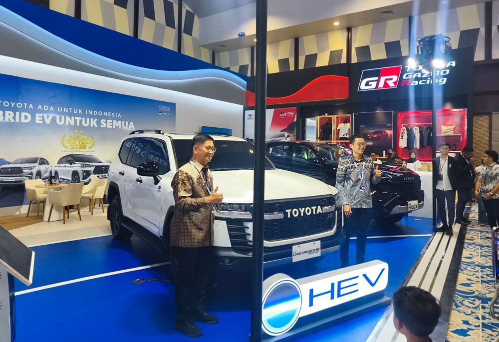 Toyota Land Cruiser LC 300 menjadi salah satu kendaraan yang menarik perhatian pengunjung GIIAS Semarang 2026 di Muladi Dome Universitas Diponegoro, Rabu (30/9/2026). SUV premium tersebut diperkenalkan kepada masyarakat Jawa Tengah dengan menawarkan perpaduan desain gagah, kabin mewah, performa kuat, serta kemampuan off-road.