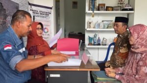 Aiptu Amin Sutadi, anggota Unit Reskrim Polsek Sidomukti, mendaftarkan diri sebagai bakal calon Kepala Desa Sraten, Kecamatan Tuntang, Kabupaten Semarang, untuk periode 2027–2035. Pada Jumat (9/10/2026), panitia menyatakan berkas pendaftarannya lengkap. Amin mengaku ingin mengabdi kepada masyarakat dan mempertahankan predikat Desa Sraten sebagai desa antikorupsi.