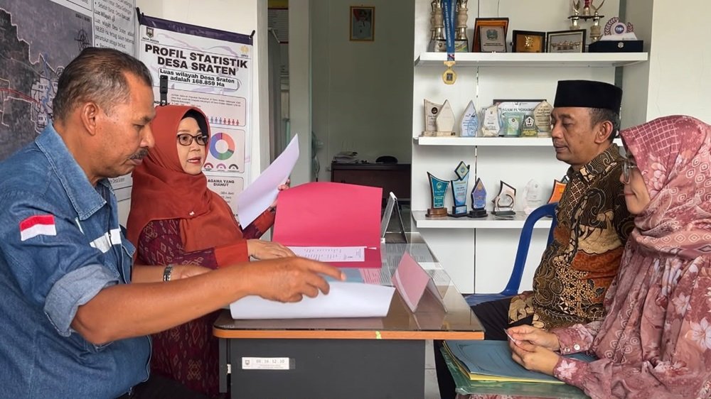 Aiptu Amin Sutadi, anggota Unit Reskrim Polsek Sidomukti, mendaftarkan diri sebagai bakal calon Kepala Desa Sraten, Kecamatan Tuntang, Kabupaten Semarang, untuk periode 2027–2035. Pada Jumat (9/10/2026), panitia menyatakan berkas pendaftarannya lengkap. Amin mengaku ingin mengabdi kepada masyarakat dan mempertahankan predikat Desa Sraten sebagai desa antikorupsi.