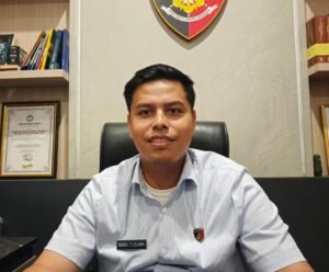 Satreskrim Polres Semarang mengamankan seorang mantan marketing objek wisata Dusun Semilir berinisial OW (23), warga Kabupaten Purworejo, yang diduga menggelapkan dana perusahaan hingga Rp100 juta melalui pencairan cashback fiktif. Modusnya, pengunjung mandiri dicatat seolah-olah rombongan biro perjalanan agar memenuhi syarat pencairan cashback. Polisi masih mendalami aliran dana dan kemungkinan keterlibatan pihak lain.