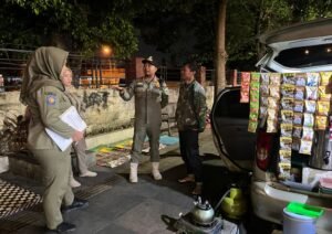Satpol PP Kota Salatiga meningkatkan teguran kepada pedagang kopi di sepanjang Jalan Adi Sucipto dari Surat Peringatan (SP) 1 menjadi SP 2 pada Senin (26/10/2026) malam. Langkah ini menindaklanjuti aduan masyarakat terkait dugaan pengusiran warga sekaligus menegaskan fungsi trotoar sebagai fasilitas umum. Pemkot Salatiga juga menyiapkan kajian lokasi baru dan pengaturan waktu berjualan agar aktivitas PKL tetap berjalan tanpa mengganggu kenyamanan publik.