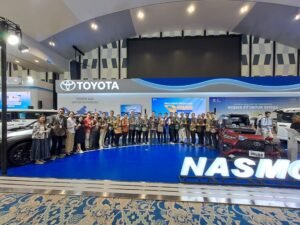 Mobil hybrid semakin menarik perhatian konsumen otomotif di Jawa Tengah. Dalam gelaran GIIAS Semarang 2026, lini Hybrid Electric Vehicle (HEV) Toyota menyumbang 113 dari total 304 Surat Pemesanan Kendaraan (SPK) yang dibukukan Nasmoco. Lima model hybrid yang ditawarkan, yakni Innova Zenix HEV, Veloz HEV, Yaris Cross HEV, Alphard HEV, dan Land Cruiser 300 GR-S Hybrid EV, menyumbang sekitar 37 persen dari total pemesanan selama lima hari pameran, 30 September hingga 4 Oktober 2026. Capaian tersebut memperlihatkan besarnya minat konsumen terhadap teknologi elektrifikasi. Mobil hybrid menawarkan efisiensi bahan bakar dengan sistem pengisian baterai secara otomatis saat kendaraan digunakan, tanpa mengharuskan pemilik mencari stasiun pengisian kendaraan listrik. President Director Nasmoco Group, Benny Redjo Setyono, mengatakan respons positif tersebut menunjukkan bahwa masyarakat membutuhkan pilihan teknologi kendaraan yang beragam sesuai kebutuhan. Strategi Multi-Pathway Toyota pun memberikan pilihan mulai dari kendaraan bermesin konvensional, hybrid, hingga mobil listrik berbasis baterai. Meski demikian, pergeseran menuju elektrifikasi belum berarti meninggalkan mobil konvensional. Avanza masih mencatat 57 SPK, sedangkan Innova Reborn meraih 45 SPK. Data ini menunjukkan bahwa pasar otomotif tidak bergerak dalam satu arah. Teknologi hybrid semakin dilirik, tetapi harga, kebutuhan keluarga, karakter kendaraan, dan biaya operasional tetap menjadi pertimbangan konsumen. GIIAS Semarang 2026 menjadi gambaran bahwa elektrifikasi mulai mendapat tempat di pasar otomotif Jawa Tengah, meski perjalanan menuju mobilitas yang lebih ramah lingkungan masih berlangsung bertahap.