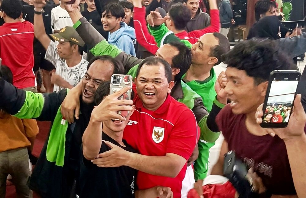 Ratusan warga memadati Pendapa Rumah Dinas Bupati Semarang di Ungaran, Senin (5/10/2026) malam, untuk menyaksikan final FIFA ASEAN Cup antara Indonesia dan Thailand. Bersama Bupati Semarang Ngesti Nugraha dan jajaran OPD, warga mengikuti laga hingga adu penalti yang mengantarkan Indonesia menjadi juara dan menutup nobar dengan sorak-sorai.