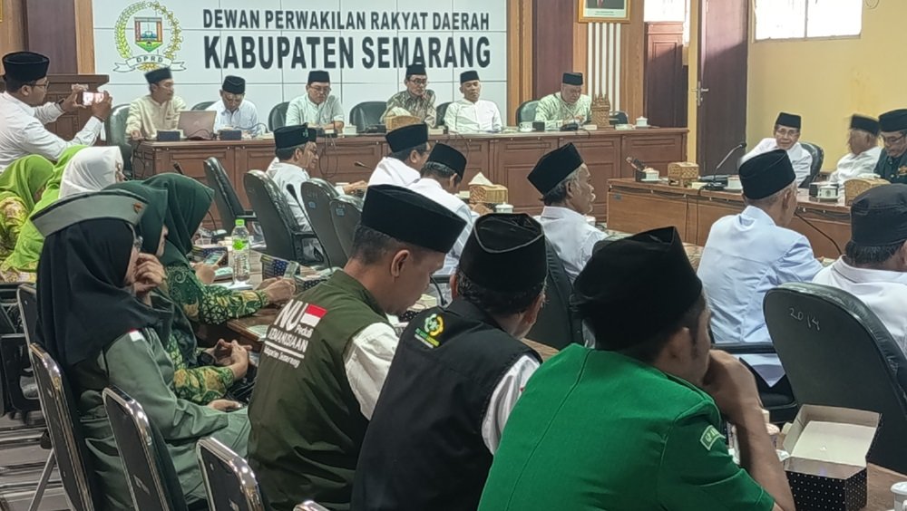 Pengurus Cabang Nahdlatul Ulama (PCNU) Kabupaten Semarang meminta rencana pengembangan panas bumi atau geotermal di kawasan Gedongsongo dan Sepakung dikaji ulang. Dalam audiensi dengan DPRD Kabupaten Semarang, Jumat (16/10/2026), PCNU menyoroti potensi dampak terhadap sumber mata air, pertanian, dan pariwisata serta mendorong studi banding ke daerah yang telah mengembangkan proyek serupa.