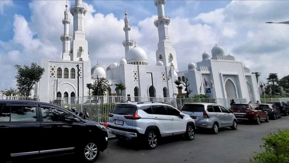 Pemerintah Kota Solo melarang parkir di Jalan Mentawai 1 sisi barat, tepat di depan Masjid Raya Sheikh Zayed, mulai Jumat (9/10/2026), untuk menertibkan lalu lintas dan meningkatkan kenyamanan jemaah. Sebagai gantinya, pengunjung dapat menggunakan halaman parkir masjid secara gratis yang berkapasitas sekitar 60 mobil dan 100 sepeda motor.