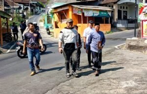 Kepala Desa petahana Nyatnyono, Parsunto, mengembalikan formulir pencalonan Pilkades pada hari terakhir pendaftaran, Kamis (15/10/2026). Ia kembali maju untuk melanjutkan pembangunan desa dan pengembangan wisata religi yang dinilai belum maksimal. Panitia mencatat delapan orang mengambil formulir, sedangkan tiga bakal calon telah mengembalikannya hingga Kamis pagi.