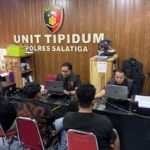 Satreskrim Polres Salatiga mengamankan dua terduga pelaku penganiayaan menggunakan senjata tajam di depan Kampus UKSW, Jalan Diponegoro, Salatiga. Peristiwa yang terjadi Jumat (25/9/2026) sekitar pukul 03.45 WIB itu melukai korban Khoirul Anwar, 28 tahun, yang mengalami luka serius pada tangan kanan saat berusaha menangkis serangan.