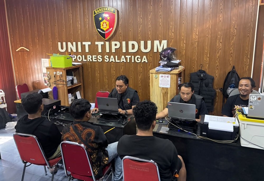 Satreskrim Polres Salatiga mengamankan dua terduga pelaku penganiayaan menggunakan senjata tajam di depan Kampus UKSW, Jalan Diponegoro, Salatiga. Peristiwa yang terjadi Jumat (25/9/2026) sekitar pukul 03.45 WIB itu melukai korban Khoirul Anwar, 28 tahun, yang mengalami luka serius pada tangan kanan saat berusaha menangkis serangan.