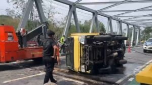 Truk boks bernomor polisi AD 9355 LA bermuatan makaroni terguling di kawasan Jembatan Kembar, Jalan Lingkar Selatan, Argomulyo, Kota Salatiga, Jumat (30/10/2026) siang. Kecelakaan diduga akibat pecah ban belakang kanan saat truk melaju dari Solo menuju Semarang. Tidak ada korban jiwa, tetapi evakuasi sempat menyebabkan arus lalu lintas tersendat.