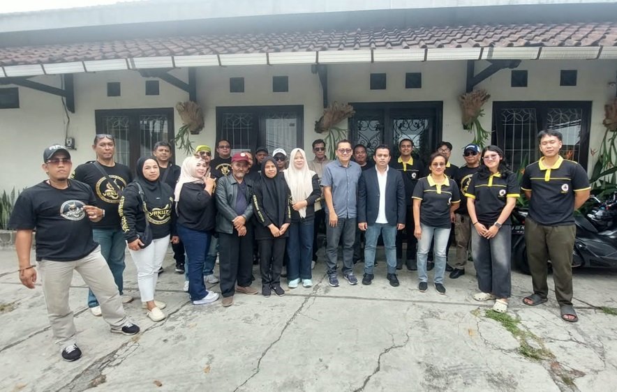 akuza Maneges Salatiga menyalurkan bantuan 20.000 liter air bersih ke Yayasan Kristen Rumah Pemulihan Efata dan wilayah Doplang, Kecamatan Beringin, Kabupaten Semarang, Selasa (27/10/2026). Bantuan tersebut ditujukan untuk membantu memenuhi kebutuhan air bersih penerima manfaat sekaligus menjadi wujud kepedulian sosial komunitas terhadap masyarakat yang membutuhkan.