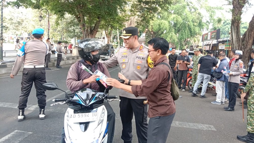 Polres Salatiga memulai Operasi Patuh Candi 2026 melalui apel gelar pasukan di Lapangan Bhayangkara Polres Salatiga, Senin (26/10/2026). Dipimpin Kapolres AKBP Afrito Marbaro, operasi berlangsung selama 14 hari hingga 8 November 2026. Selain memastikan kesiapan personel, kepolisian mengedepankan edukasi dan pendekatan persuasif untuk meningkatkan kesadaran masyarakat terhadap keselamatan berlalu lintas.
