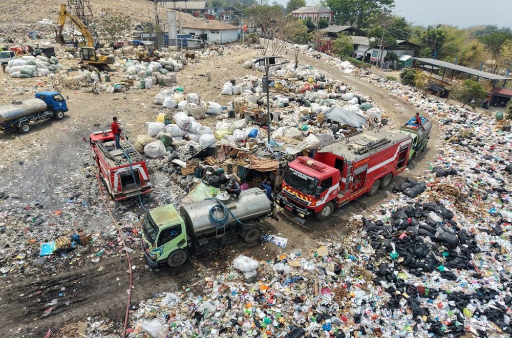 Pemerintah Kota Semarang menyiapkan penataan ulang TPA Jatibarang pada 2027 untuk mencegah kebakaran berulang melalui sistem mitigasi terintegrasi. Wali Kota Semarang Agustina Wilujeng menyebut rencana tersebut melibatkan konsultan dan tim ahli, dengan fokus pada pengelolaan gas metana, pembuangan gas otomatis, serta instalasi pipa air untuk mempercepat penanganan kebakaran.