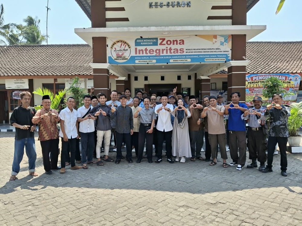 Kepala Desa Suruh, Agus Yuliyanto, kembali maju dalam Pilkades Suruh 2026 dengan prioritas melanjutkan program yang belum rampung dan memperkuat perekonomian warga. Ia berkomitmen mengembangkan sektor pertanian, UMKM, dan BUMDes, termasuk membantu perizinan serta sertifikasi halal produk lokal. Desa Suruh memiliki sekitar 6.300 pemilih yang tersebar di 10 dusun.