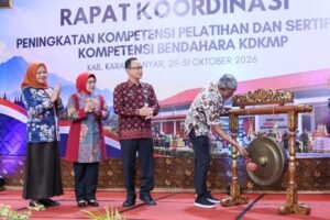 Pemprov Jawa Tengah memperkuat kesiapan Koperasi Desa/Kelurahan Merah Putih (KDKMP) melalui pelatihan dan sertifikasi kompetensi bendahara. Sekda Jateng Sumarno menyampaikan hal tersebut dalam rapat koordinasi di Karanganyar, Kamis (29/10/2026). Program ini menyasar 5.040 peserta dalam 168 angkatan untuk mendukung pengelolaan koperasi yang profesional, transparan, dan akuntabel.