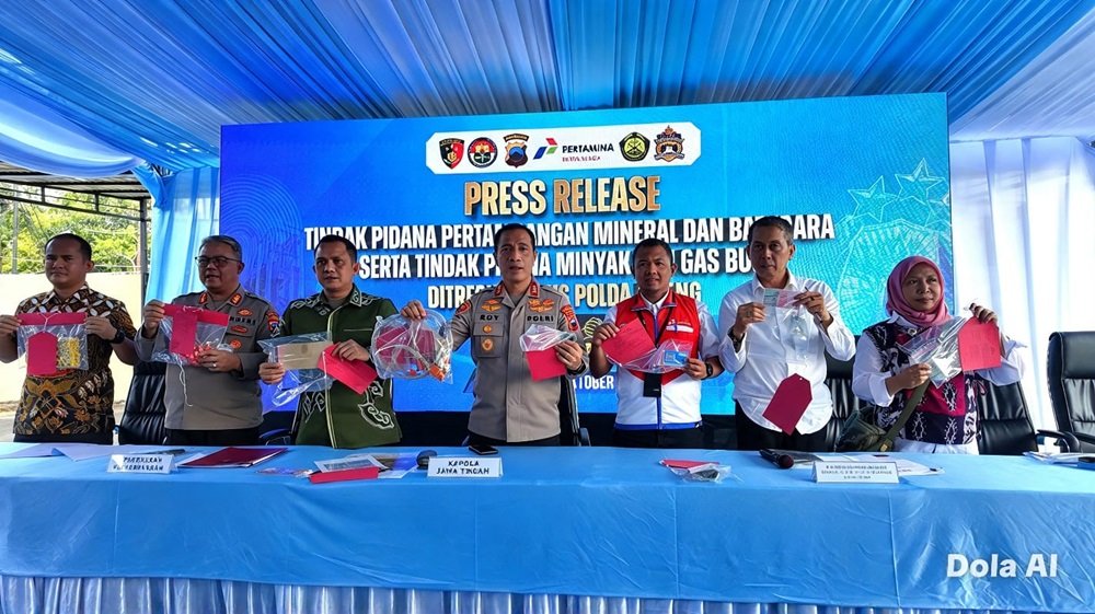 Pertamina Patra Niaga Regional Jawa Bagian Tengah mengapresiasi Polda Jawa Tengah yang mengungkap tiga perkara penyalahgunaan BBM dan LPG bersubsidi. Pertamina memastikan stok energi di Jawa Tengah dan DIY tetap aman, dengan ketahanan Pertalite 6,7 kali konsumsi harian, Biosolar 16,3 kali, dan LPG 3,5 kali. Pengawasan juga diperkuat setelah ratusan lembaga penyalur dikenai sanksi.