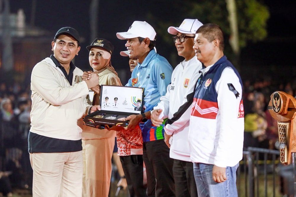 Wakil Gubernur Jawa Tengah Taj Yasin Maimoen menutup Porprov XVII Jateng 2026 di Stadion Kebondalem, Kendal, Jumat (30/10/2026). Ia mengumumkan Kedu Raya sebagai calon wilayah tuan rumah Porprov XVIII 2030, meliputi Kota Magelang, Kabupaten Magelang, Temanggung, Wonosobo, dan Kebumen. Persiapan venue serta evaluasi keselamatan atlet menjadi perhatian untuk penyelenggaraan berikutnya.