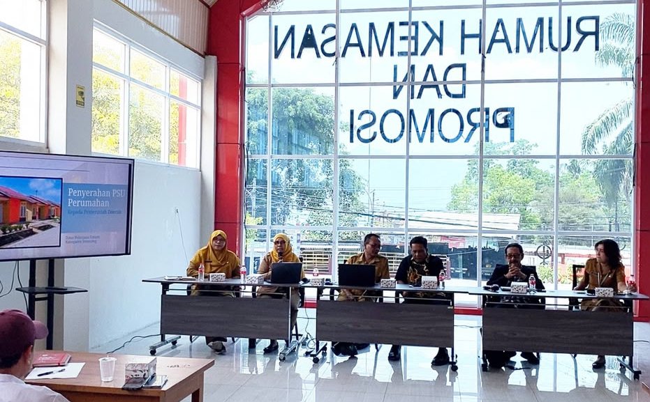 Potensi investasi sektor perumahan di Kabupaten Semarang masih terbuka lebar, tetapi sejumlah kendala administratif perlu diselesaikan. Kepala DPMPTSP Kabupaten Semarang Hetty Setiorini menyoroti pengembang yang belum menyerahkan prasarana, sarana, dan utilitas umum (PSU), serta terbatasnya sosialisasi pembebasan Bea Perolehan Hak atas Tanah dan Bangunan (BPHTB) bagi masyarakat berpenghasilan rendah (MBR). Pemerintah daerah mendorong perbaikan layanan perizinan dan penyediaan informasi investasi untuk menciptakan iklim usaha yang kondusif.
