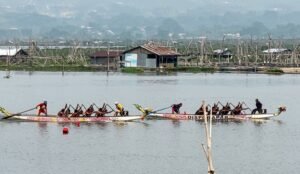 Sriwati (54), warga Desa Purwosari, Kabupaten Blora, menempuh perjalanan sekitar lima jam menuju DTW Bukit Cinta, Desa Kebondowo, Kecamatan Banyubiru, Kabupaten Semarang, Kamis (29/10/2026), untuk mendukung dua keponakannya yang bertanding dalam lomba dayung. Bersama rombongan sekitar 60 orang, ia rela meliburkan diri dari pekerjaan demi memberikan dukungan langsung hingga turut merasakan kebahagiaan saat kontingen yang didukungnya meraih gelar juara umum.
