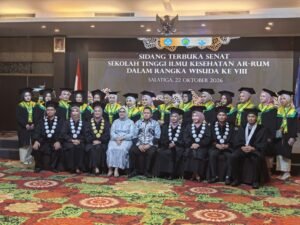 STIKes AR-RUM Salatiga mengukuhkan 25 lulusan D3 Kebidanan dan Sarjana Farmasi dalam Wisuda ke-VIII di Laras Asri Resort, Kamis (22/10/2026). Dalam setahun terakhir, kampus ini mencatat capaian berupa reakreditasi dua program studi, perolehan empat hibah penelitian dan pengabdian kepada masyarakat dari kementerian, serta kolaborasi lintas sektor untuk mendukung kesehatan ibu dan anak.