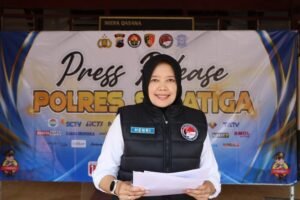 Satresnarkoba Polres Salatiga mengungkap dugaan peredaran narkotika golongan I berupa cairan sintetis dengan barang bukti seberat 102,38 gram. Polisi mengamankan perempuan berinisial R (51), warga Salatiga, di kawasan Jalan Jenderal Sudirman, Sabtu (26/9/2026). Tersangka diduga berperan sebagai pengedar dan kini menjalani pemeriksaan lebih lanjut.