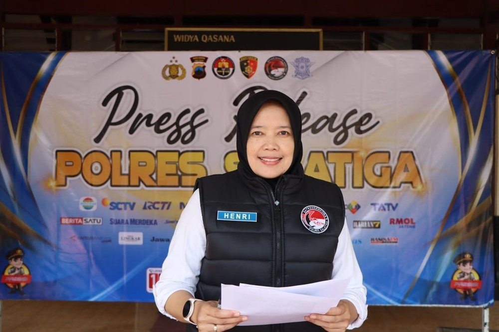 Satresnarkoba Polres Salatiga mengungkap dugaan peredaran narkotika golongan I berupa cairan sintetis dengan barang bukti seberat 102,38 gram. Polisi mengamankan perempuan berinisial R (51), warga Salatiga, di kawasan Jalan Jenderal Sudirman, Sabtu (26/9/2026). Tersangka diduga berperan sebagai pengedar dan kini menjalani pemeriksaan lebih lanjut.
