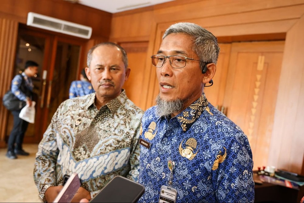 Pemerintah Provinsi Jawa Tengah menegaskan akan menindak aparatur sipil negara (ASN) yang terbukti terlibat judi online sesuai aturan disiplin. Sekda Jateng Sumarno menyampaikan hal tersebut dalam rapat koordinasi bersama Kemenko Polkam di Semarang, Rabu (28/10/2026). Pemprov Jateng juga akan berkoordinasi dengan sejumlah lembaga untuk menelusuri keterlibatan ASN serta memperkuat edukasi dan pencegahan perjudian daring.