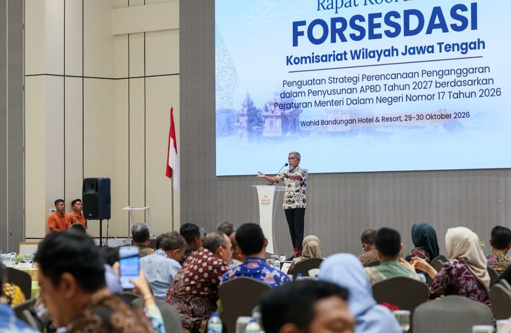 Sekretaris Daerah Provinsi Jawa Tengah Sumarno mengingatkan pentingnya integritas dan kepatuhan terhadap regulasi dalam penyusunan APBD 2027. Pesan tersebut disampaikan saat membuka Rapat Koordinasi Forsesdasi Komisariat Wilayah Jawa Tengah di Wahid Bandungan Hotel dan Resort, Kamis (29/10/2026). Ia meminta pemerintah daerah memastikan setiap keputusan anggaran didukung data, dokumen yang jelas, serta berorientasi pada kepentingan masyarakat.