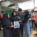 Jenazah Danang Heriyanto, korban tenggelamnya KM Virgo Transport 8, tiba di rumah duka Desa Candi, Kecamatan Ampel, Boyolali, Kamis (1/10/2026), setelah ditemukan dan diidentifikasi melalui ciri fisik, tato, pakaian, serta data ante mortem keluarga. Danang ditemukan di dalam kapal pada 27 September setelah pencarian hampir dua pekan.