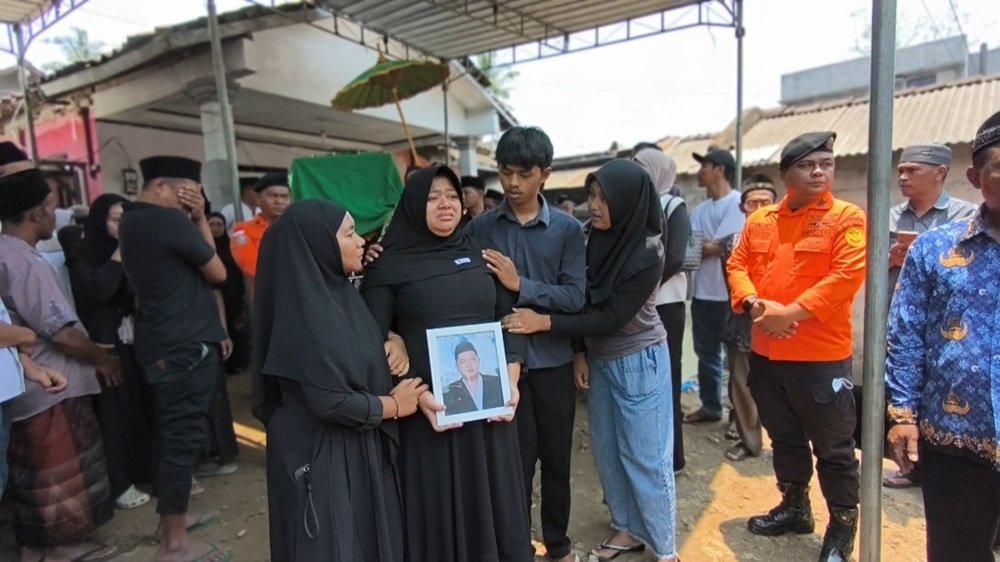 Jenazah Danang Heriyanto, korban tenggelamnya KM Virgo Transport 8, tiba di rumah duka Desa Candi, Kecamatan Ampel, Boyolali, Kamis (1/10/2026), setelah ditemukan dan diidentifikasi melalui ciri fisik, tato, pakaian, serta data ante mortem keluarga. Danang ditemukan di dalam kapal pada 27 September setelah pencarian hampir dua pekan.