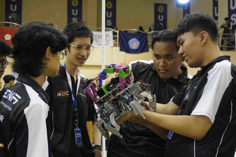Tim Legacy R2C dari Universitas Kristen Satya Wacana (UKSW) meraih Juara 1 kategori Search and Rescue Robot (SAR) dalam kompetisi UNLIMITED 2026 yang diselenggarakan Fakultas Teknik Universitas Diponegoro di Semarang. Mereka mengembangkan ALCEO, robot berkaki enam yang mampu bernavigasi secara otonom, melewati berbagai rintangan, dan menjalankan misi penyelamatan di arena menantang.