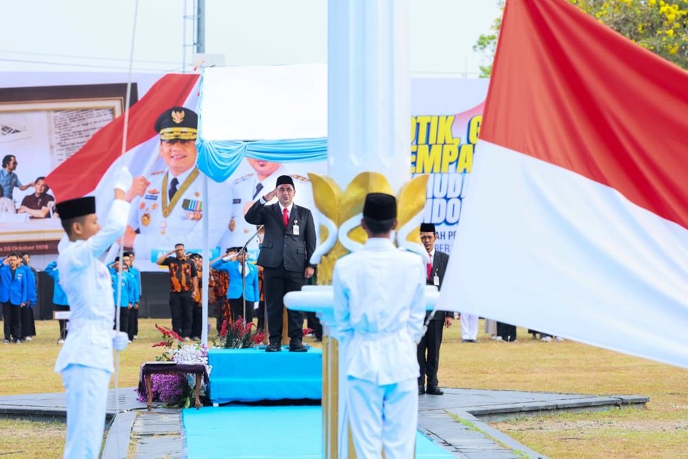 Wakil Gubernur Jawa Tengah Taj Yasin Maimoen mengajak generasi muda mewujudkan semangat Sumpah Pemuda melalui aksi nyata saat memimpin upacara peringatan ke-98 di Kabupaten Tegal, Rabu (28/10/2026). Ia mendorong pemuda terlibat dalam pencegahan bencana hidrometeorologi melalui pembersihan sungai, reboisasi, dan pembangunan sumur resapan, serta berkolaborasi dengan pemerintah dan berbagai pemangku kepentingan.