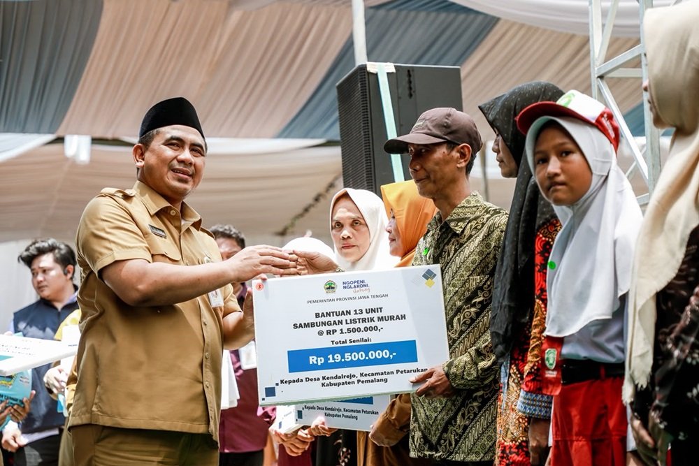 Pemerintah Provinsi Jawa Tengah menjalankan program Desa Dampingan di Desa Kendalrejo, Kecamatan Petarukan, Kabupaten Pemalang, untuk mempercepat pengentasan kemiskinan melalui perbaikan rumah, akses listrik, sanitasi, pendidikan, dan penguatan ekonomi. Wakil Gubernur Taj Yasin Maimoen meninjau hasil program pada Selasa (20/10/2026). Bantuan mencakup rehabilitasi rumah, infrastruktur, modal usaha, serta dukungan kebutuhan dasar masyarakat.
