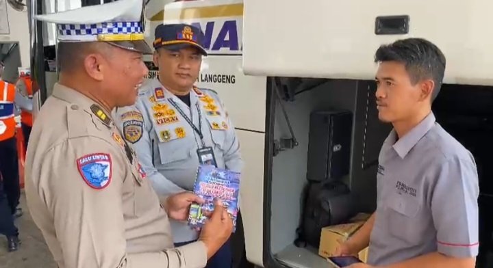 Satlantas Polres Salatiga bersama Dishub Kota Salatiga menggelar inspeksi keselamatan bus di Terminal Tipe A Tingkir, Jumat (30/10/2026), sebagai bagian dari Operasi Patuh Candi 2026. Pemeriksaan mencakup kondisi teknis kendaraan dan kelengkapan dokumen. Dari empat bus yang diperiksa, seluruhnya dinyatakan aman dan laik jalan.