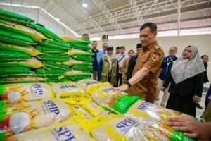 Gubernur Jawa Tengah Ahmad Luthfi meninjau operasional Koperasi Desa Merah Putih (KDMP) di Bergas Kidul, Kabupaten Semarang, dan Banyudono, Kabupaten Boyolali, Selasa (20/10/2026). Ia mendorong promosi koperasi kepada masyarakat, penyediaan kebutuhan pokok dengan harga terjangkau, serta penguatan peran KDMP sebagai penyerap produk pangan dan UMKM lokal. Berdasarkan data per 19 Oktober 2026, sebanyak 5.427 dari 8.523 KDKMP di Jawa Tengah telah beroperasi.