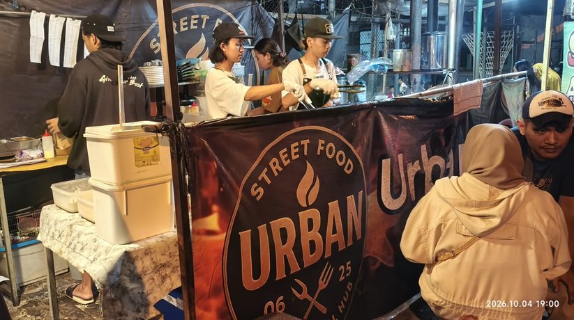 Urban Steak di Karangpete, Benoyo, Salatiga, menawarkan sajian steak bergaya western street food dengan penyajian menyerupai restoran. Berdiri hampir tiga tahun, usaha milik Ery Setiawan ini menghadirkan olahan ayam dan daging sapi dengan harga mulai sekitar Rp20.000, serta melayani pelanggan langsung di lokasi maupun pesanan untuk acara privat.