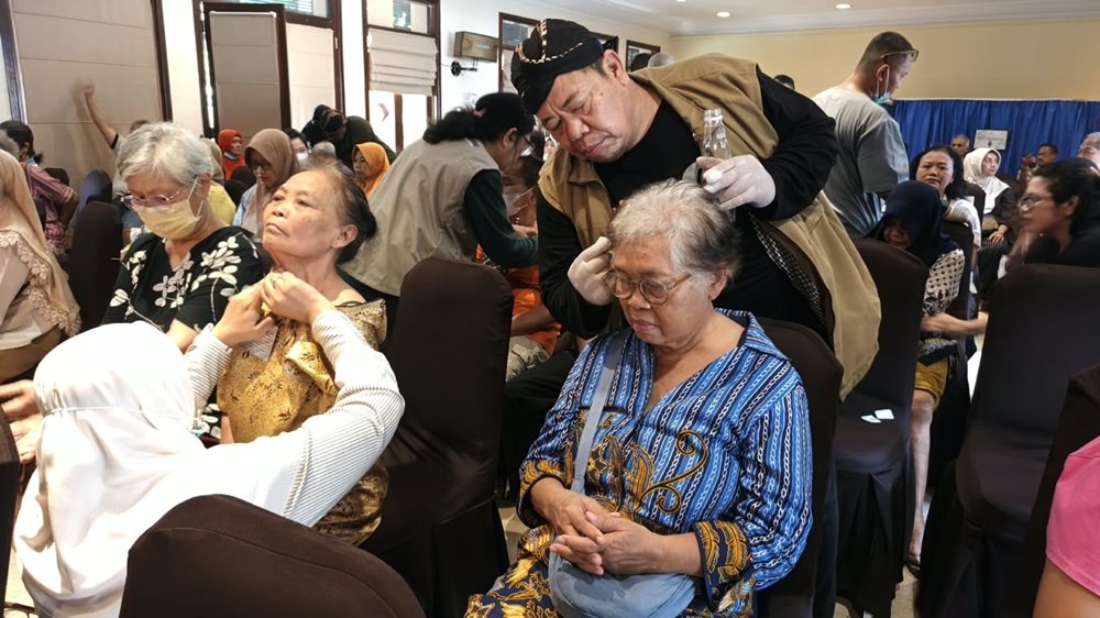 Wakil Wali Kota Salatiga Nina Agustin membuka kegiatan Terapi Tusuk Jarum Mbah Rudal Sutrisno & Partners di Merbabu Meeting Room, Laras Asri Resort & Spa, Kamis (29/10/2026). Kegiatan sosial dalam rangka menyambut ulang tahun ke-22 Laras Asri tersebut diikuti sekitar 610 orang. Pemerintah Kota Salatiga mengapresiasi kegiatan pengobatan akupunktur gratis sebagai bentuk kepedulian dunia usaha terhadap kesehatan dan kesejahteraan masyarakat.